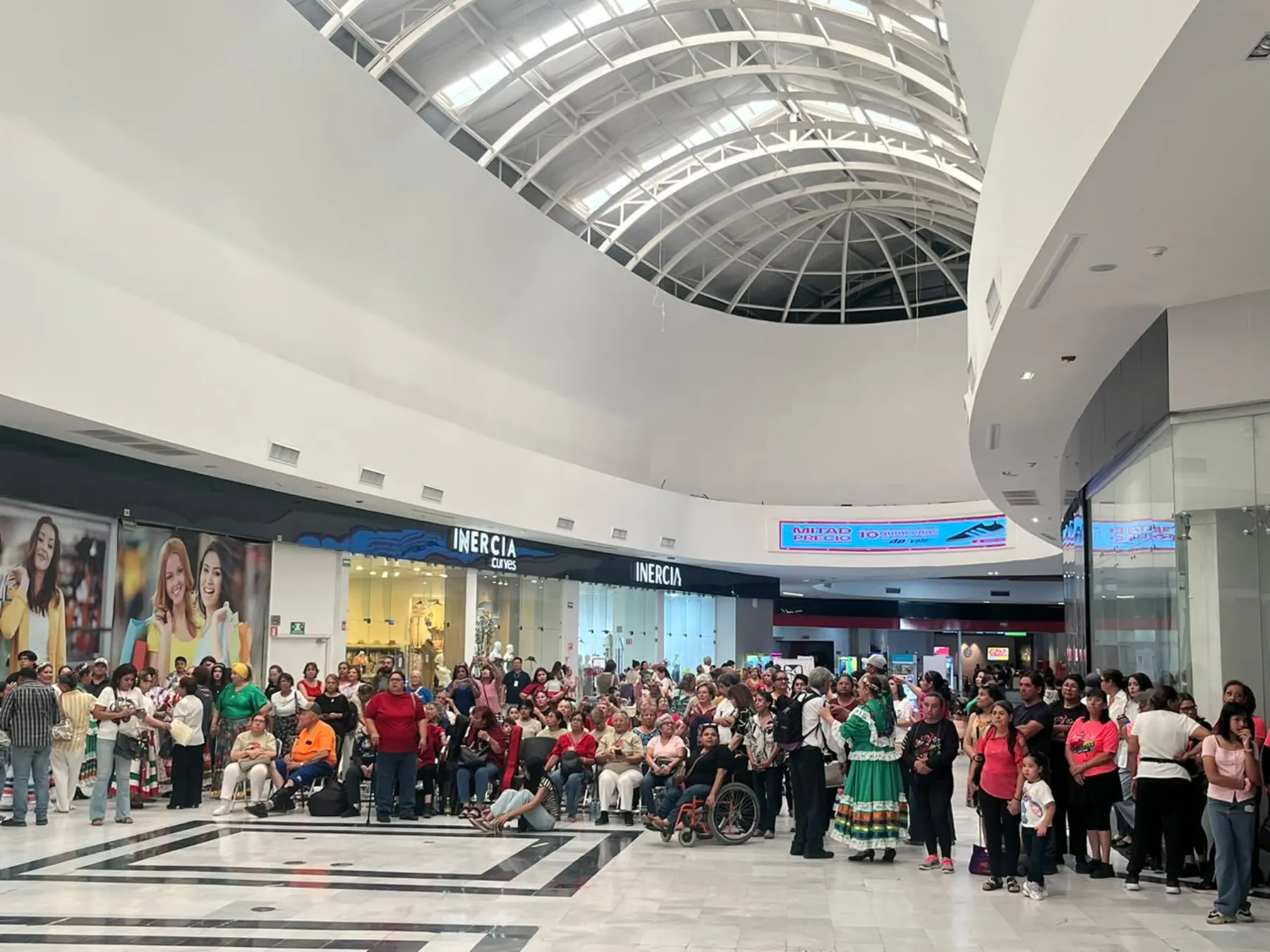Pasillos y locales comerciales de SunMall Hermosillo